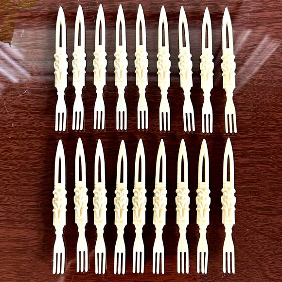 Vintage Celluloid Appetizer Forks – Tiki Party Style – Set of 18 - Picture 3 of 7